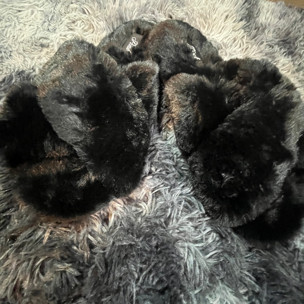 NEW Victoria Secret Fuzzy Slippers size M.